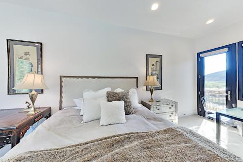 Steps to Gondola! Luxe Townhome with Olympic Pool townhouse - image 6