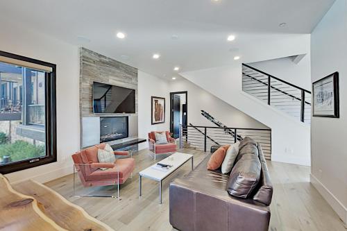 Steps to Gondola! Luxe Townhome with Olympic Pool townhouse - image 7