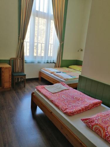1 queen bed, 1 twin bed