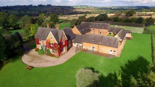 8 bedrooms, 21 beds