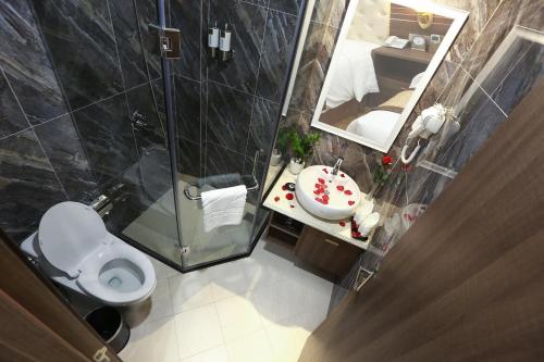 Bathroom, Dai Phat Hotel in Tu Liem District