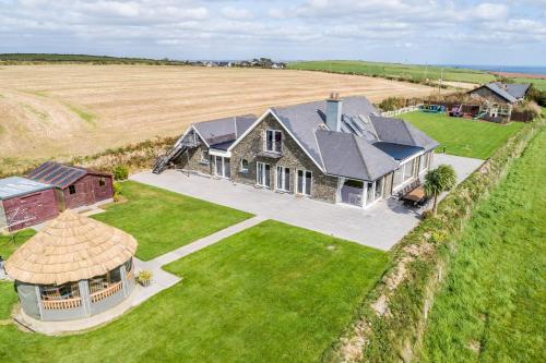 Ocean View,Kinsale, Hosted by Exquisite holiday homes, sleeps 22 in Мелоу