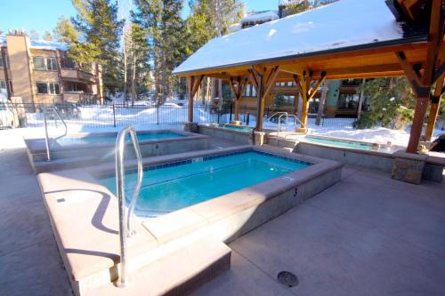 Pinecreek #I - 1 BR - Close to Town - Shuttle to Slopes - Pool and Hot Tub Access