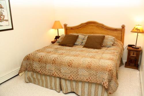 Pinecreek #I - 1 BR - Close to Town - Shuttle to Slopes - Pool and Hot Tub Access