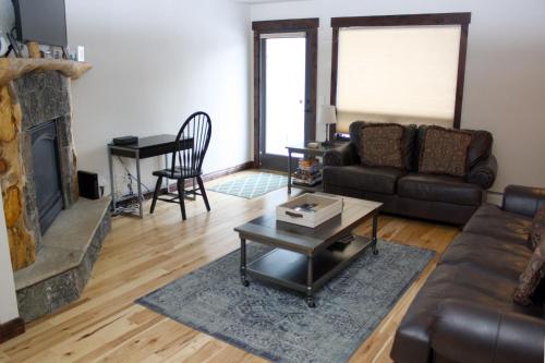 Pinecreek #E - 3 BR - Pool and Hot Tub Access - Close to Town - Shuttle to Slopes in Breckenridge, USA