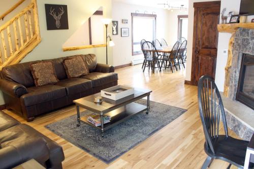 Pinecreek #E - 3 BR - Pool and Hot Tub Access - Close to Town - Shuttle to Slopes – Breckenridge, CO