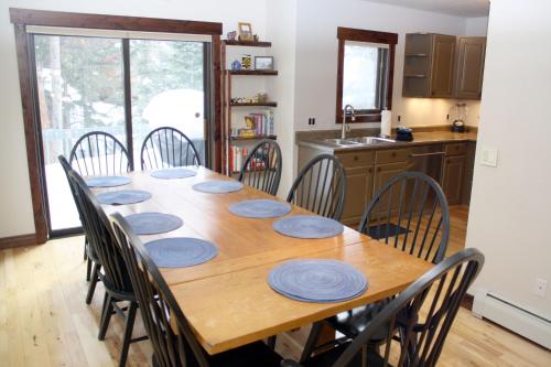 Pinecreek #E - 3 BR - Pool and Hot Tub Access - Close to Town - Shuttle to Slopes – Breckenridge, CO