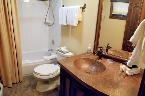 Pinecreek #E - 3 BR - Pool and Hot Tub Access - Close to Town - Shuttle to Slopes – Breckenridge, CO