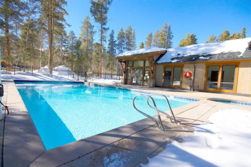 Pinecreek #E - 3 BR - Pool and Hot Tub Access - Close to Town - Shuttle to Slopes – Breckenridge, CO