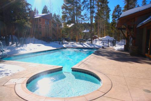 Pinecreek #E - 3 BR - Pool and Hot Tub Access - Close to Town - Shuttle to Slopes – Breckenridge, CO