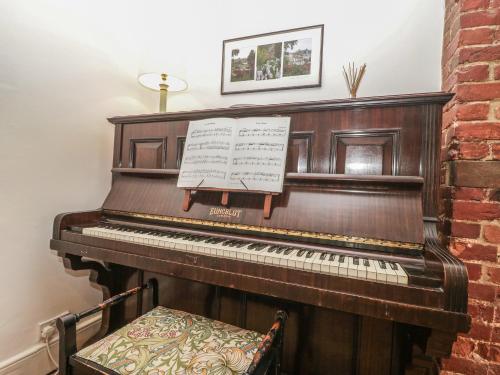 Church Farmhouse - image 14