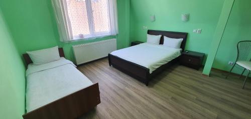 Luxor Inn & Suites - image 2