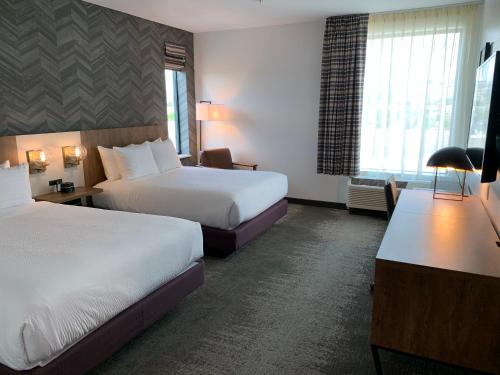La Quinta Inn & Suites by Wyndham Santa Rosa Sonoma - image 5