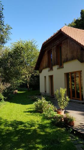 Viesnīcas āriene, Erdőszéli Vendégház (Erdoszeli Vendeghaz) in Pilisszentlászló