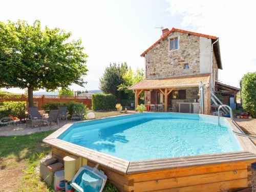 Countryside holiday home with pool - Renaison