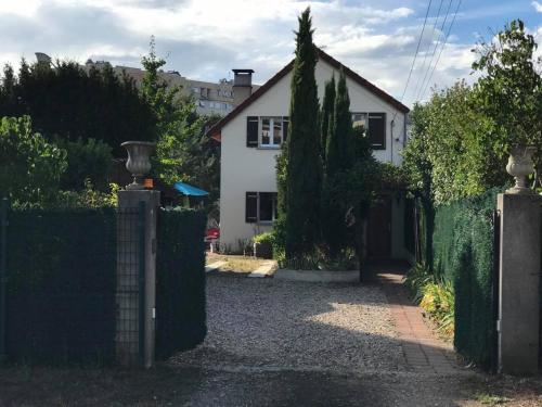 Charmante maison avec jardin 10min Centre Paris gîte à louer Golf de la Grenouillère