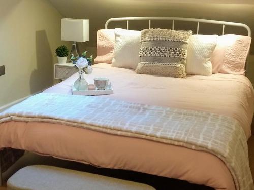 Cosy Modern One Bedroom in Hammersmith, Londýn