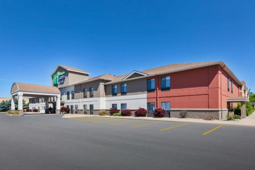 Holiday Inn Express and Suites Three Rivers By IHG