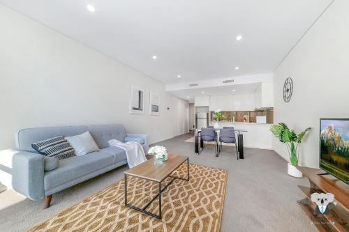 KOZYGURU WOLLI CREEK KOZY 3 BED APT + FREE PARKING NWC009