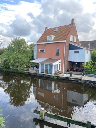  Characteristic detached house next to water, Pension in Zaandam