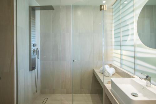 Deluxe Double or Twin Room image 4