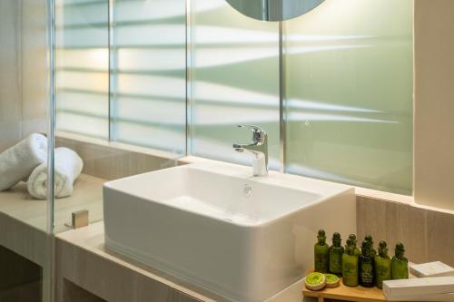 Deluxe Double or Twin Room image 3