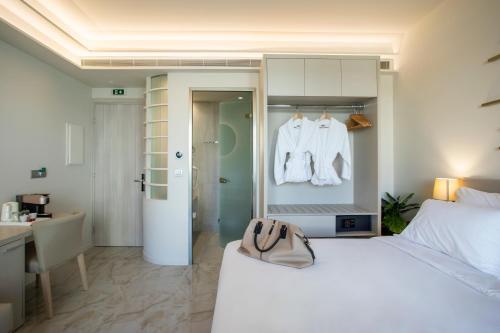Deluxe Double or Twin Room image 6