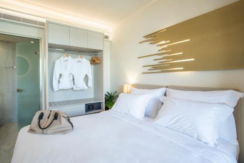 Deluxe Double or Twin Room image 5
