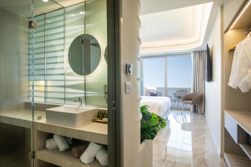 Premium King or Twin Room image 3