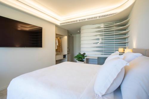 Premium King or Twin Room image 5