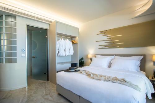 King Suite with Balcony image 8