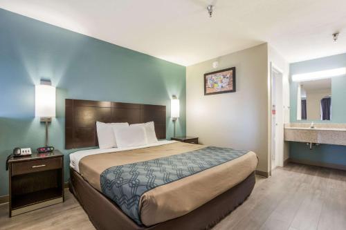 Econo Lodge Inn & Suites I-65 - image 7