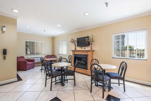 Econo Lodge Inn & Suites Bryant - image 4