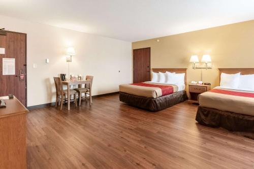 Econo Lodge Hadley near University - image 2