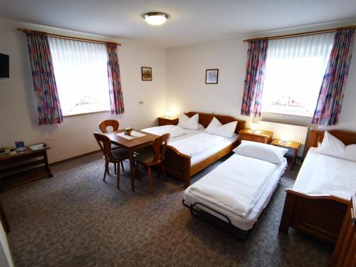 1 queen bed, 2 twin beds