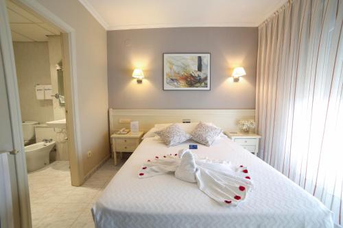 San Marcos Salnes Located in Cambados, San Marcos Salnés is a perfect starting point from which to explore Pontevedra. Both business travelers and tourists can enjoy the hotels facilities and services. 24-hour front 