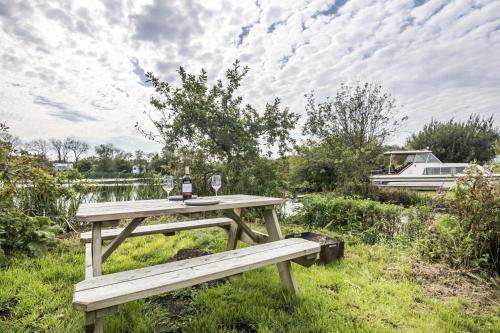 Lake Side - Carn Springs - Devonshire Drive - Tenby, , West Wales