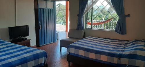 2 twin beds