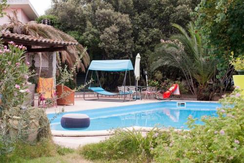  Loft mansardato con giardino e piscina in villa privata Loft with garden and swimming pool in a private villa in Sestu