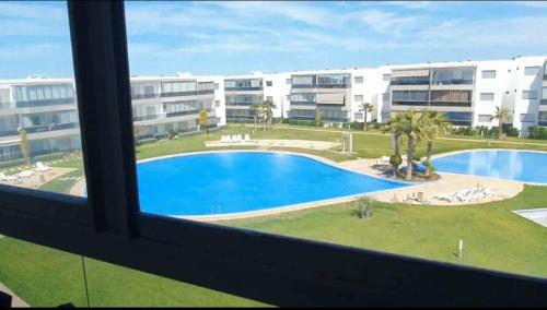 Blanca Beach vue piscine bord de mer