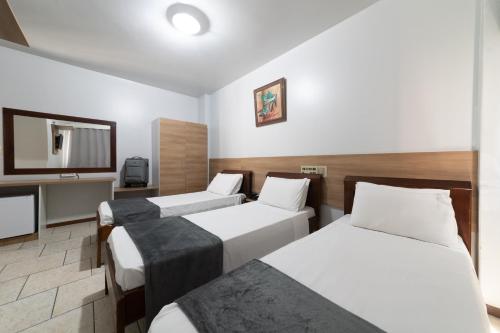 1 double bed, 1 twin bed