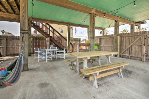 Surfside Retreat Steps to Beach and Local Eats!