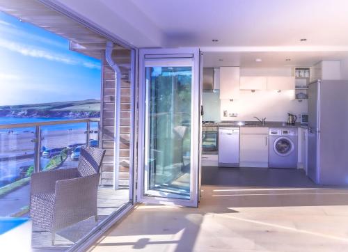 Porth Sands Beachfront Apartment in Newquay Vízpart