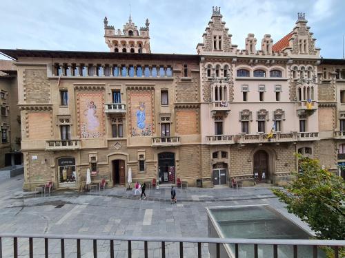 Apartaments Vicus 3 con vistas a la Plaza Mayor de Vic in วิค