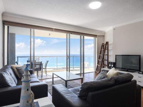 Three-Bedroom Apartment with Ocean View (High Floor) image 3