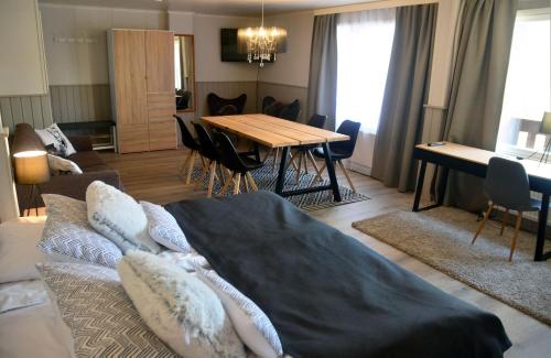 1 queen bed, 1 sofa bed