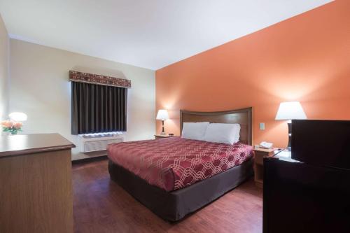 Accessible King Room With Bathtub