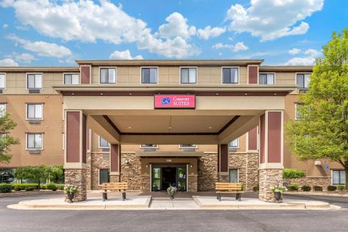 Comfort Suites Grand Rapids North - Hotel - Comstock Park