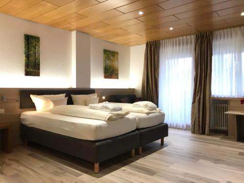 1 queen bed, 1 sofa bed