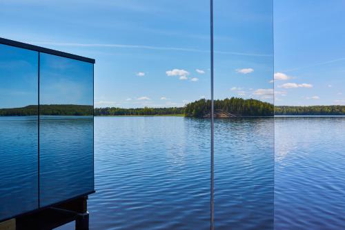 Lake Hotel Lehmonkärki - Haasi Mirror Houses - Asikkala